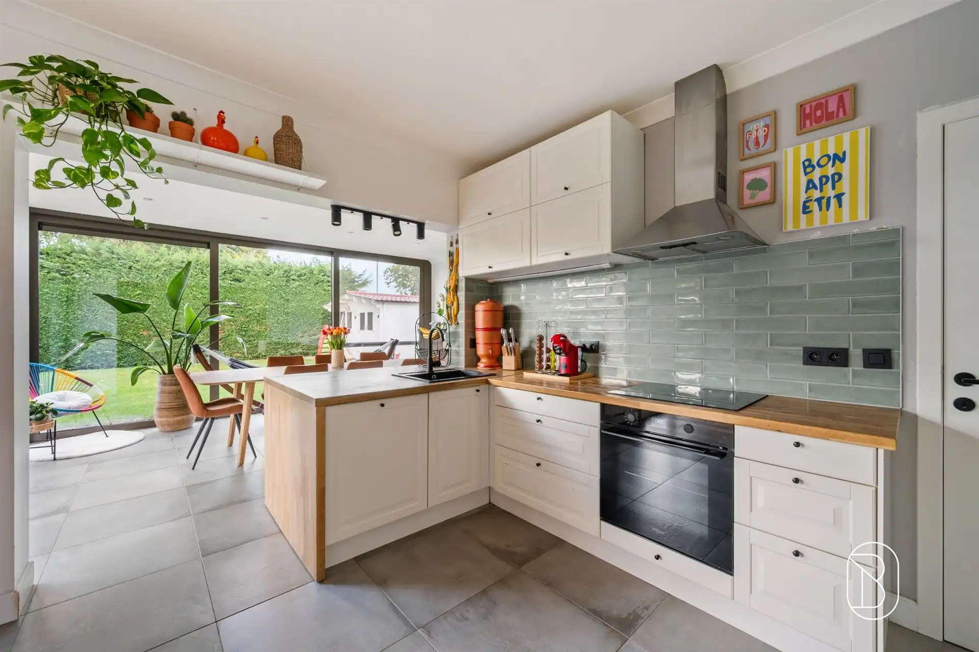 Ruime alleenstaande woning met 3 SLK, garage en mooie tuin foto 9