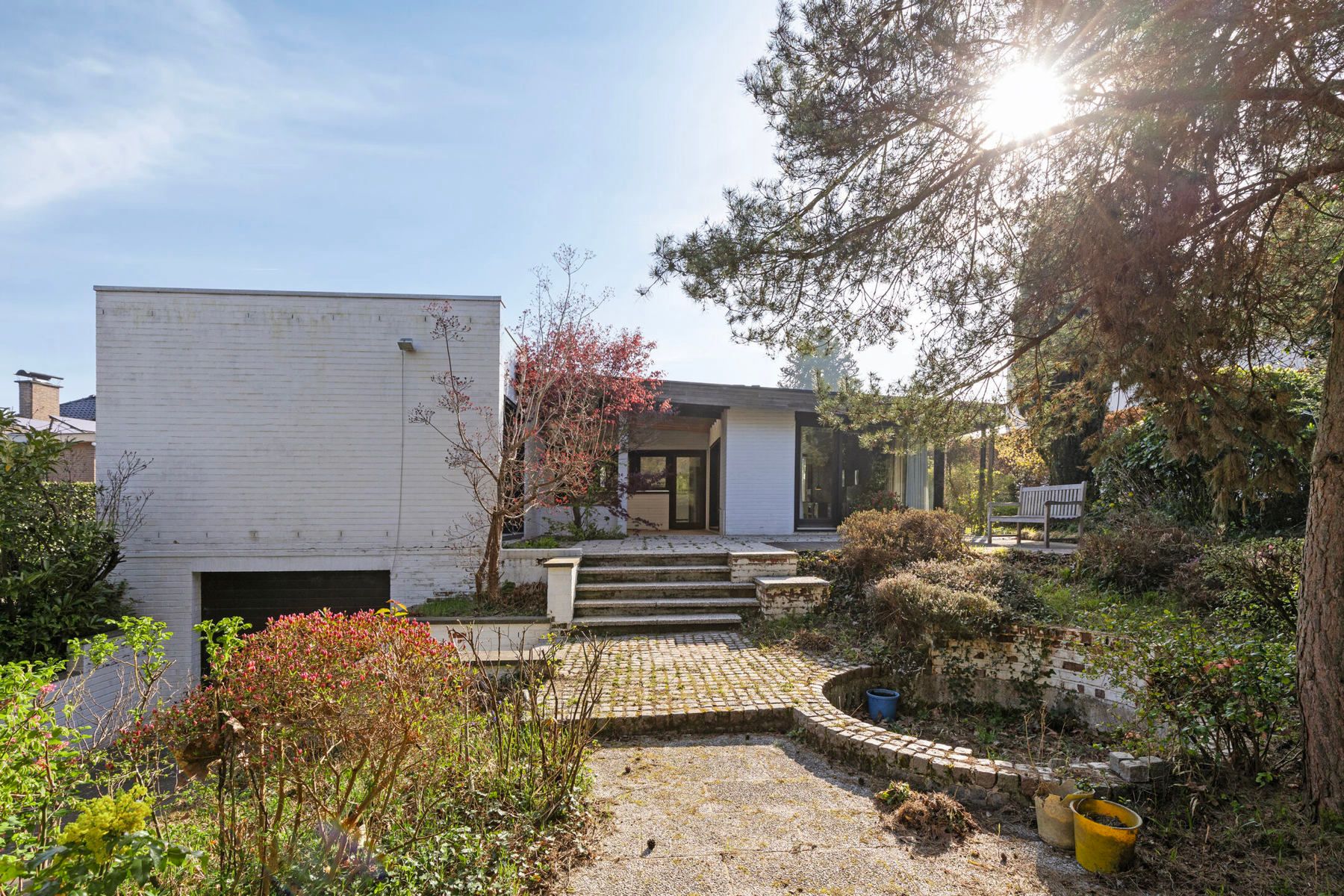 Hoofdfoto van de publicatie: Te renoveren architecturale villa op ruim perceel van 18are