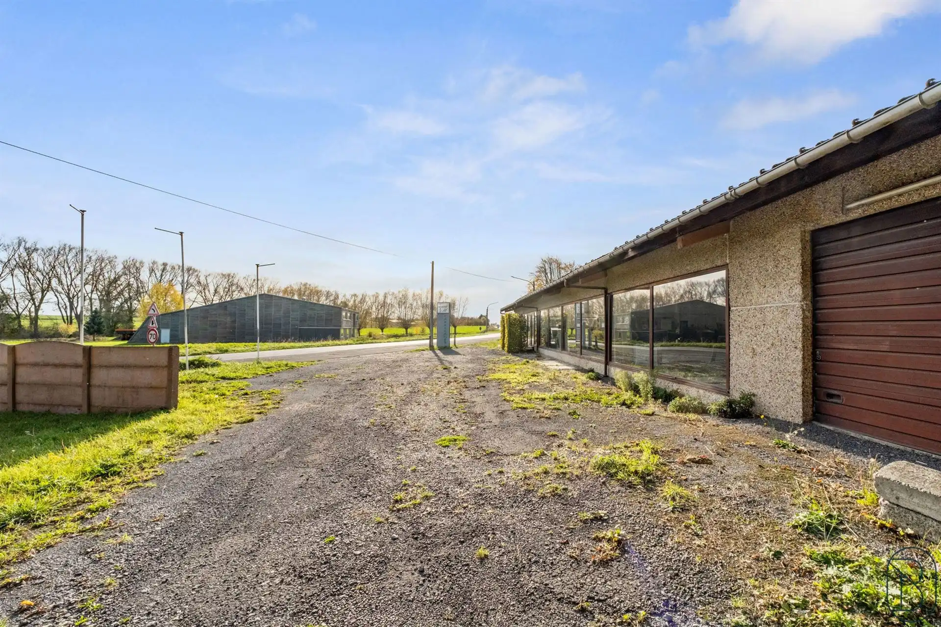 Commercieel gebouw van 750 m² met woning en parking. foto 9