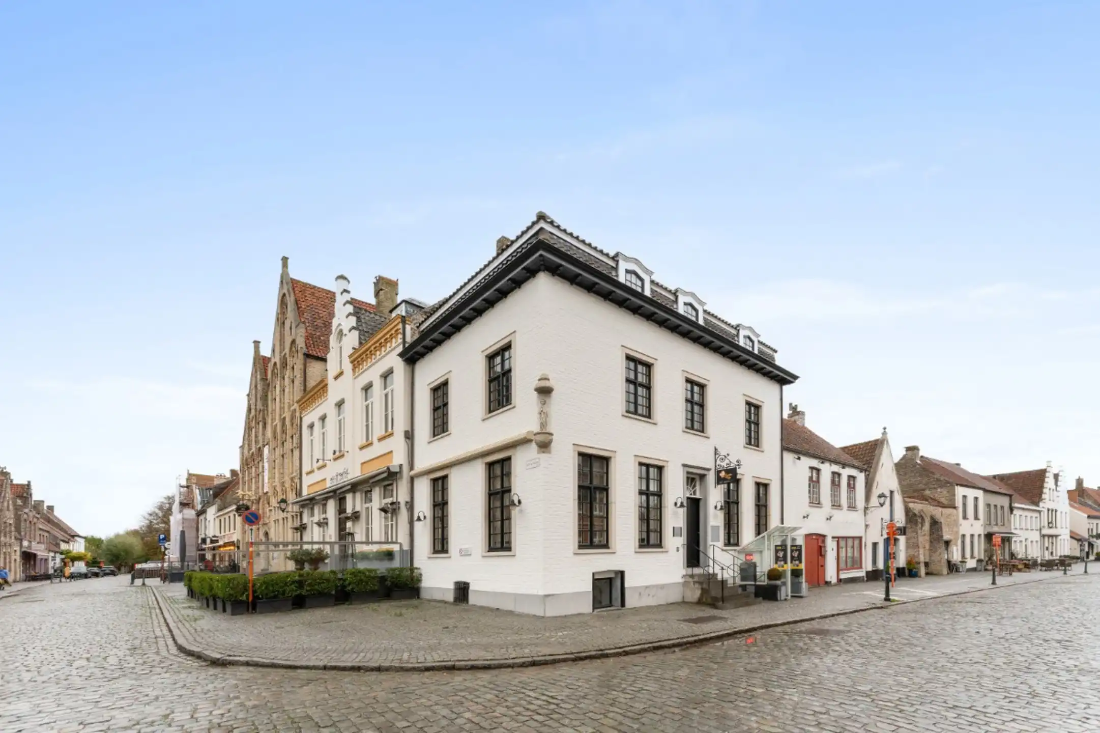 Zeer ruime woning met 5 slaapkamers, veel potentieel. foto 3