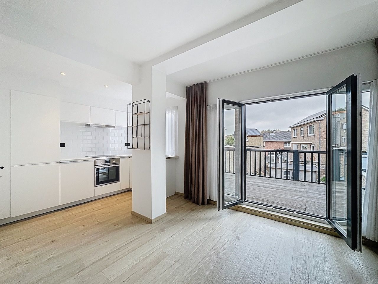 Lichtrijk één slaapkamer appartement met uitzonderlijk ruim west gericht terras. foto 10