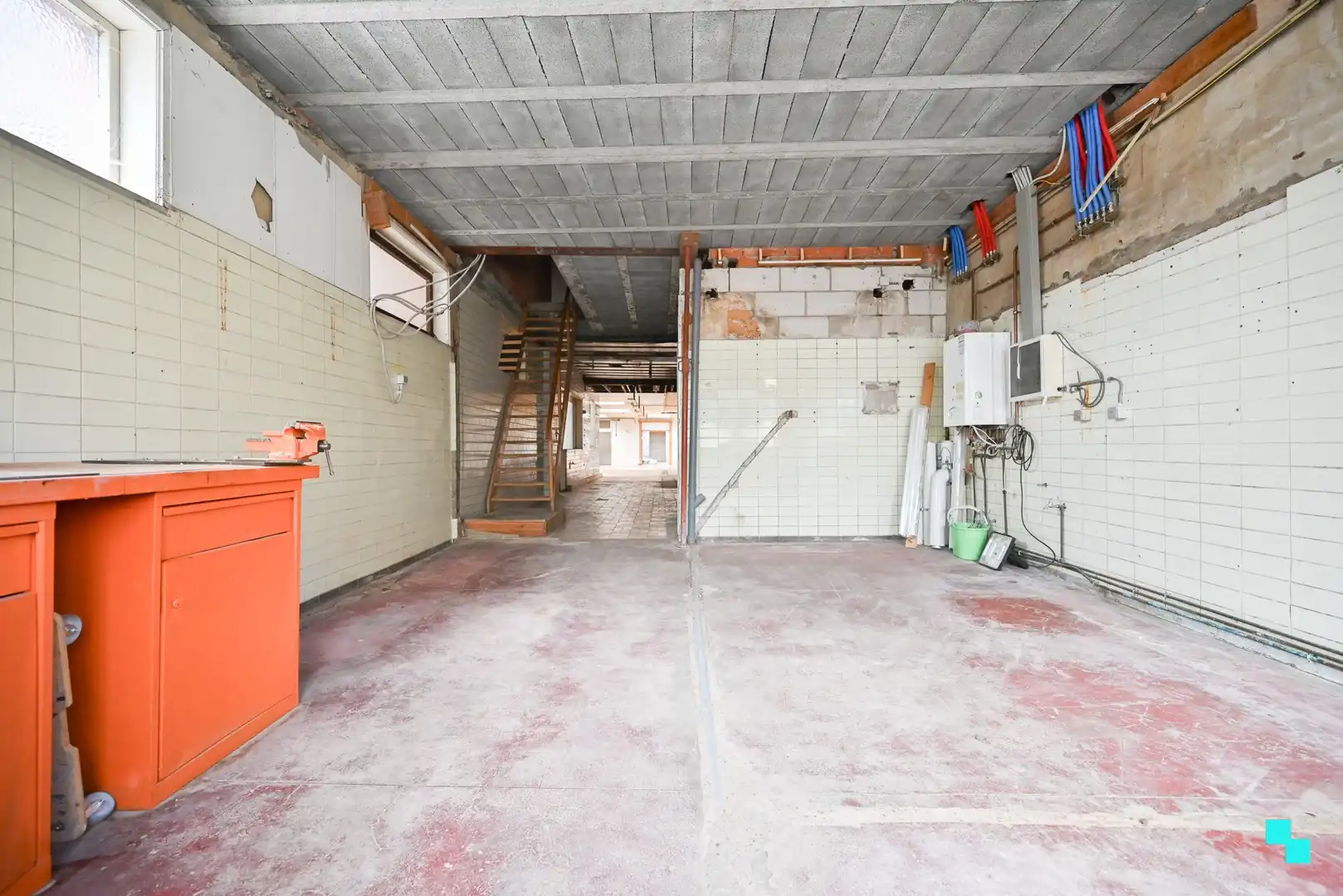 Bedrijfsgebouw met bovenliggend appartement te Sint-Eloois-Winkel foto 2