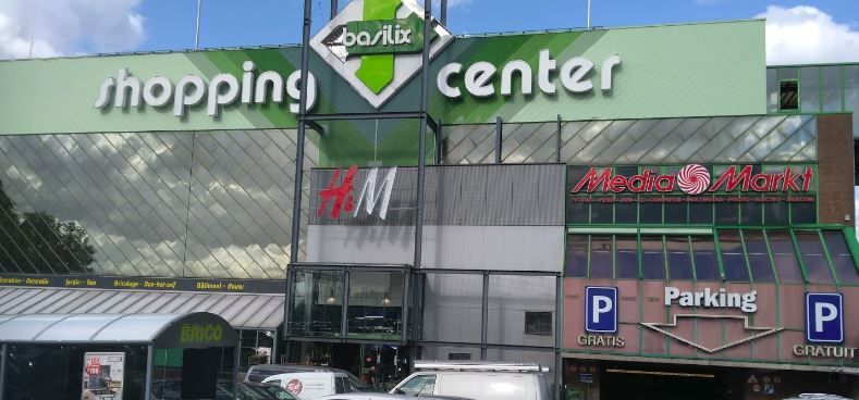 Handelspand gelegen in Basilix shopping! foto 2