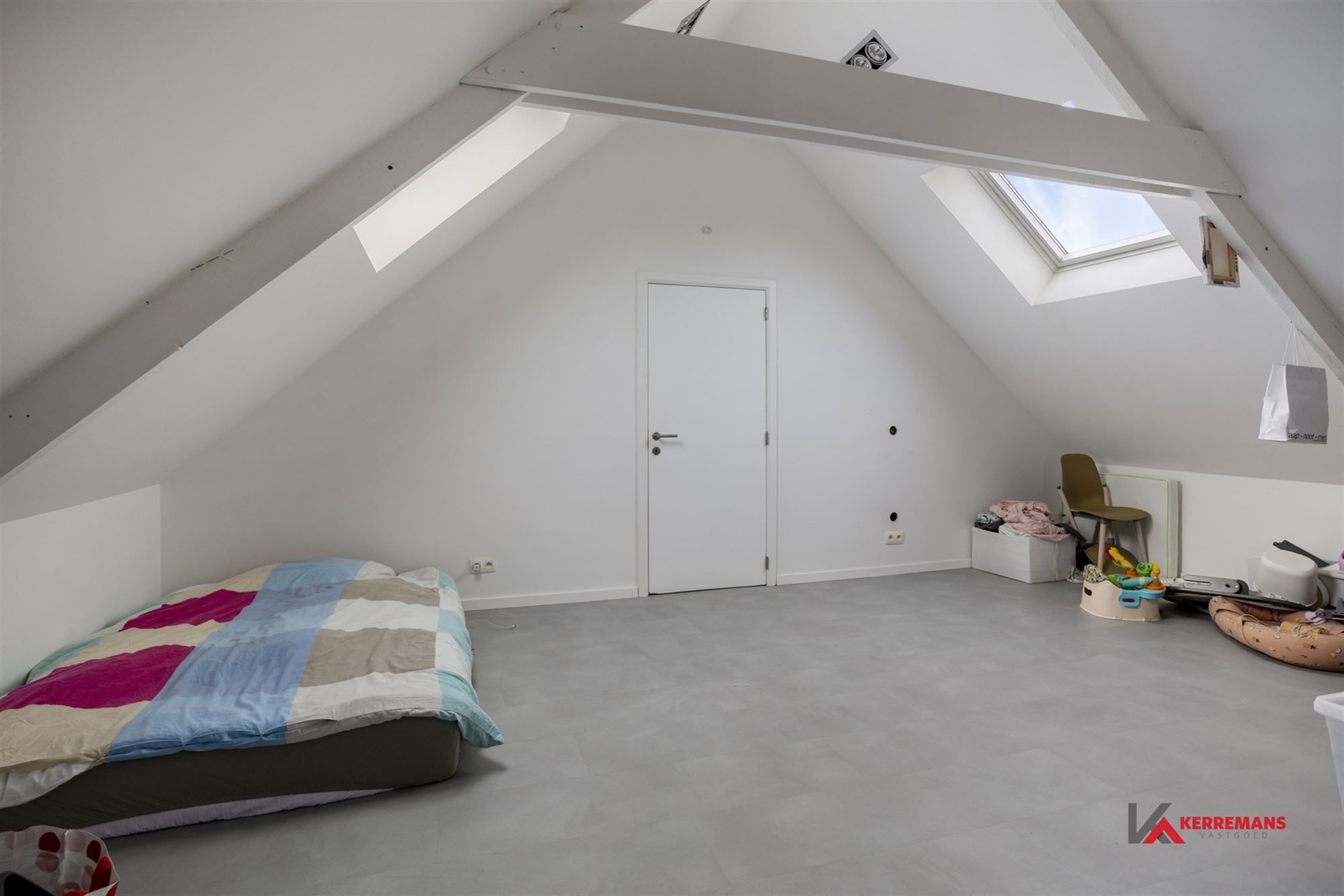 Instapklare woning met 4 slaapkamers , tuin en garage. foto 20