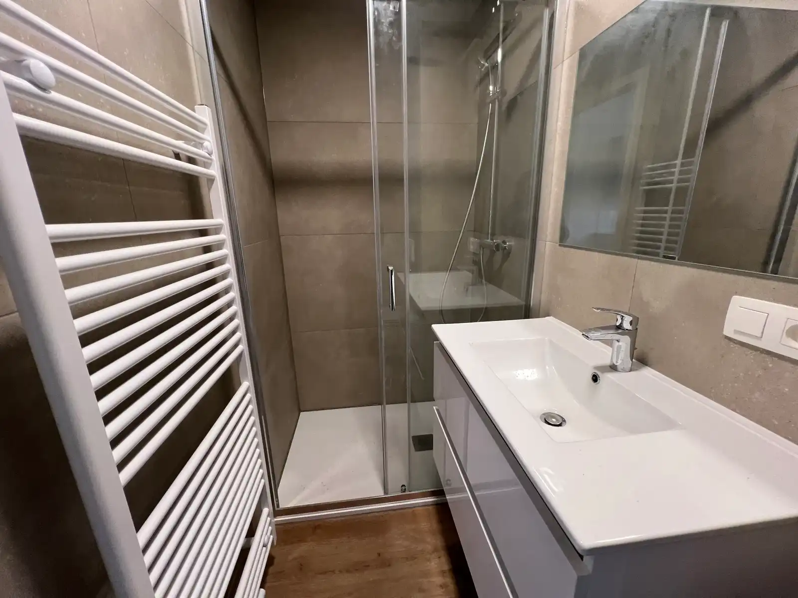 Volledig gerenoveerde studio op uitstekende locatie te huur foto 5