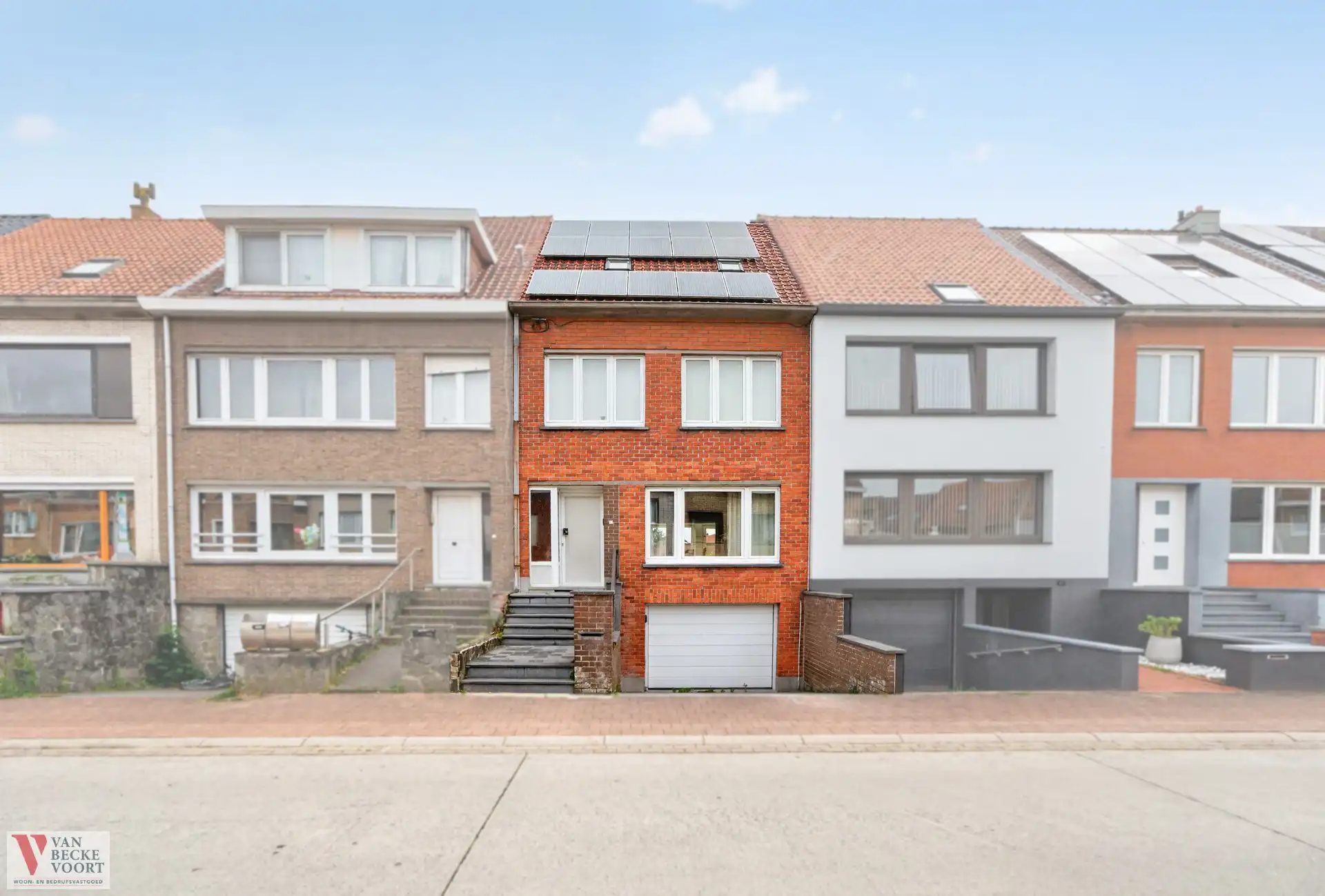 Hoofdfoto van de publicatie: Te renoveren bel-etagewoning met garage