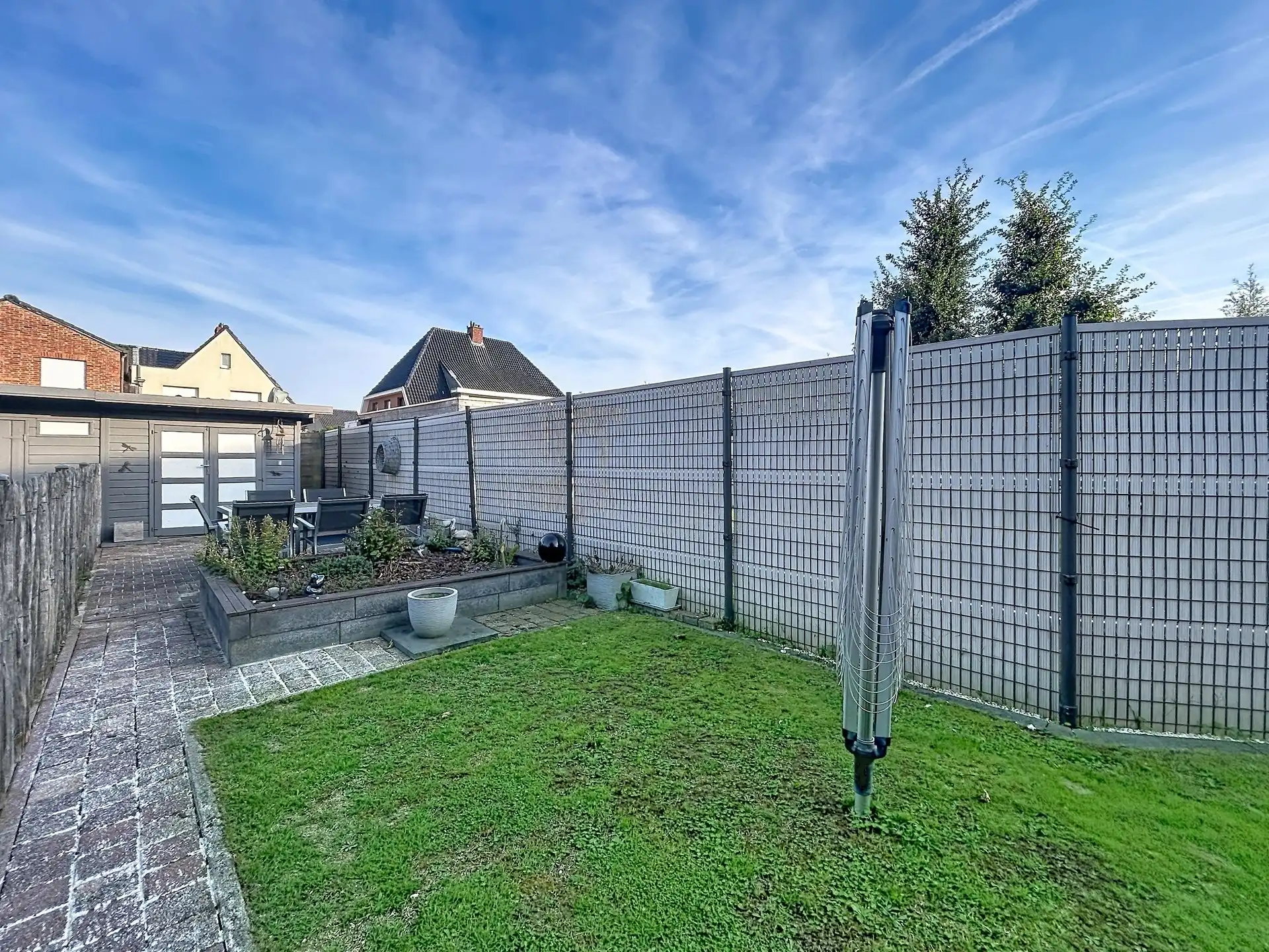 bel-etage woning met 2 slaapkamers, garage en ruime tuin op toplocatie foto 2