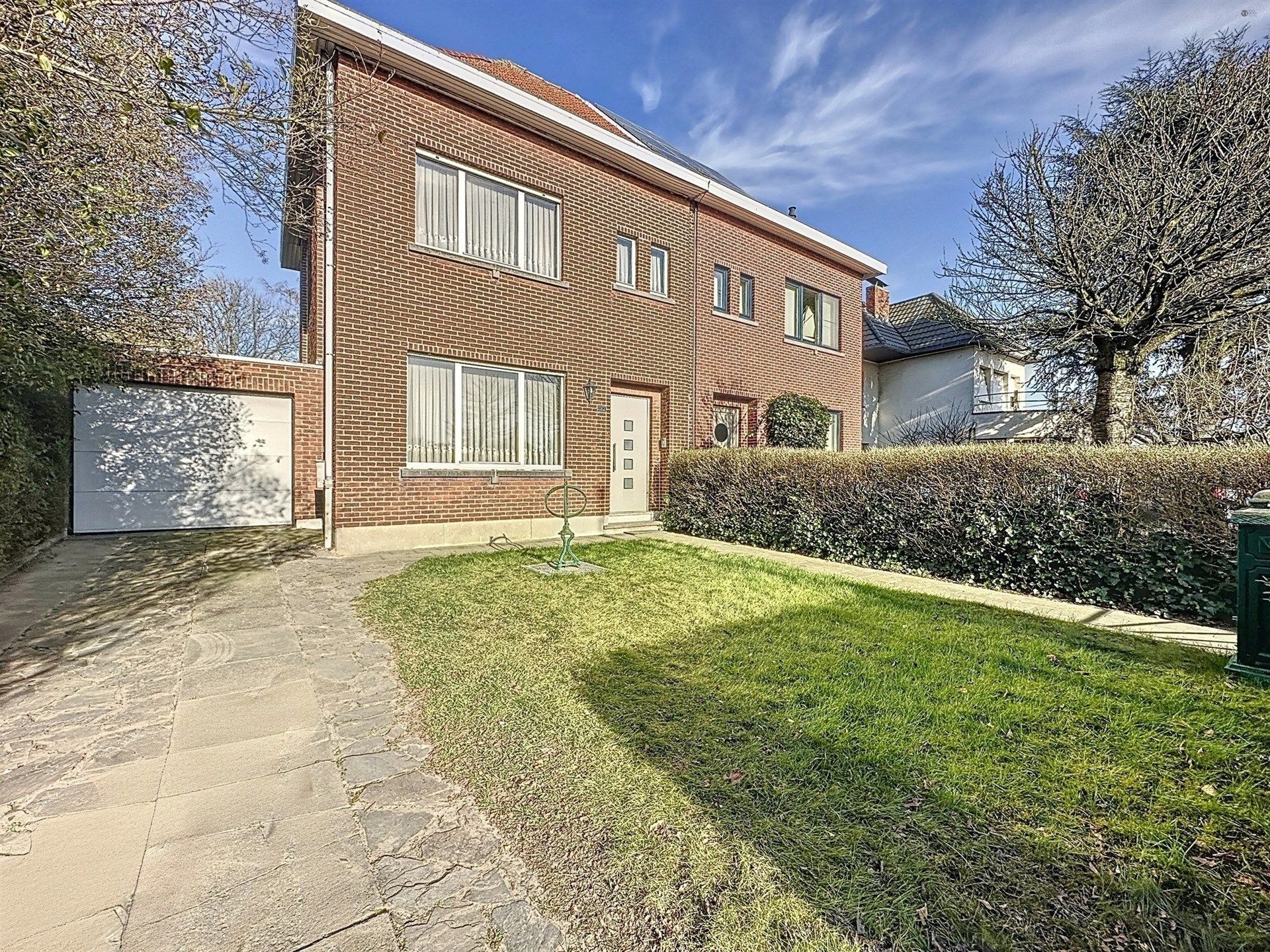 Hoofdfoto van de publicatie: Halfopen bebouwing met 3 slaapkamers, ruime garage en leuke tuin op toplocatie!