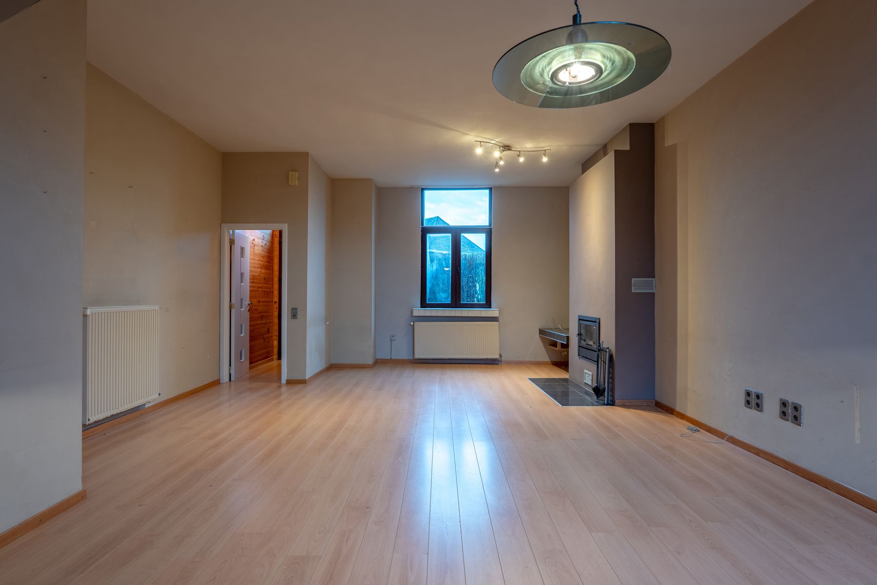 Te renoveren woning met 2 slaapkamers, ruime oprit en tuin! foto 8