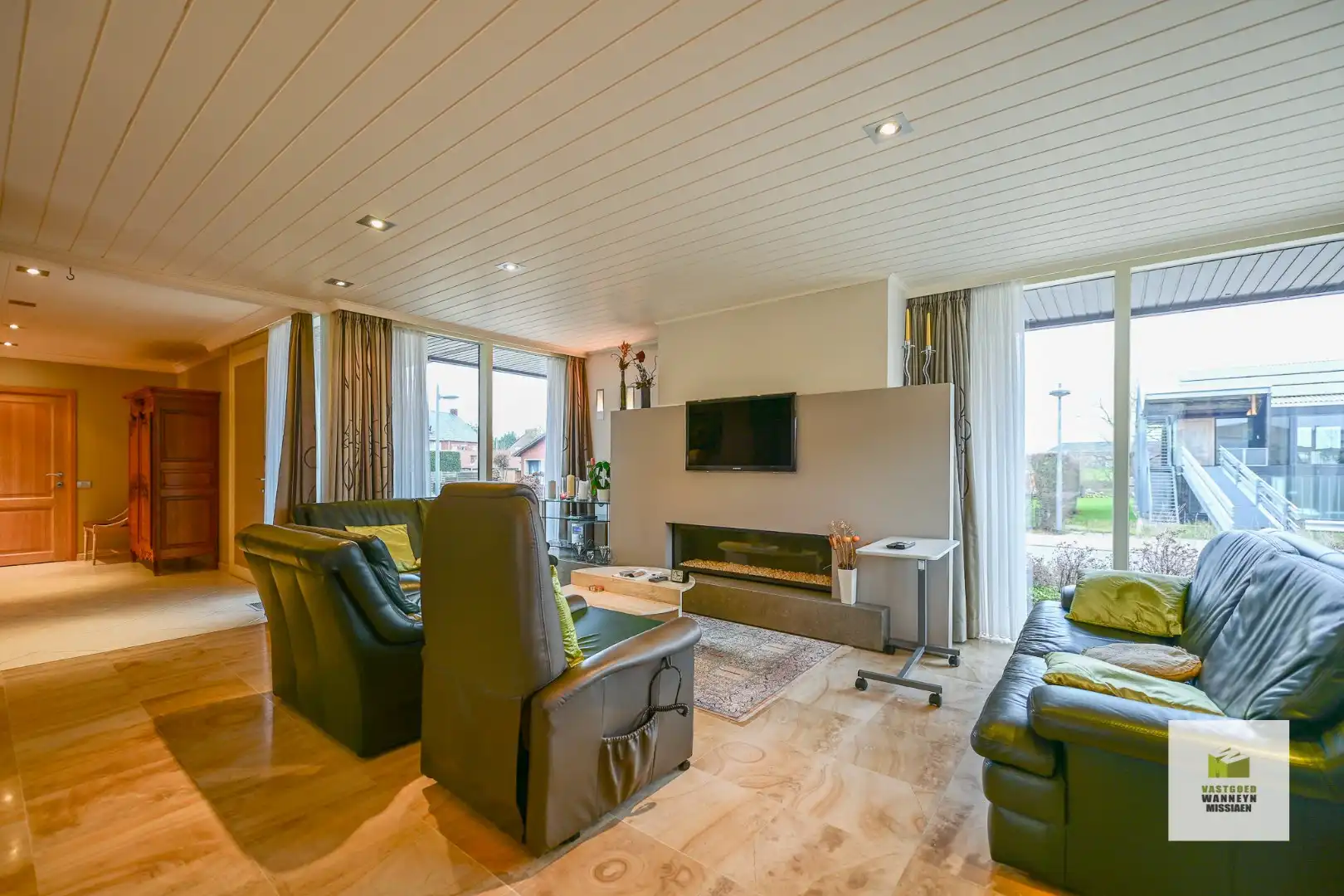 Gelijkvloerse woning met praktijkruimte (50m2) en loods (300m2) foto 2