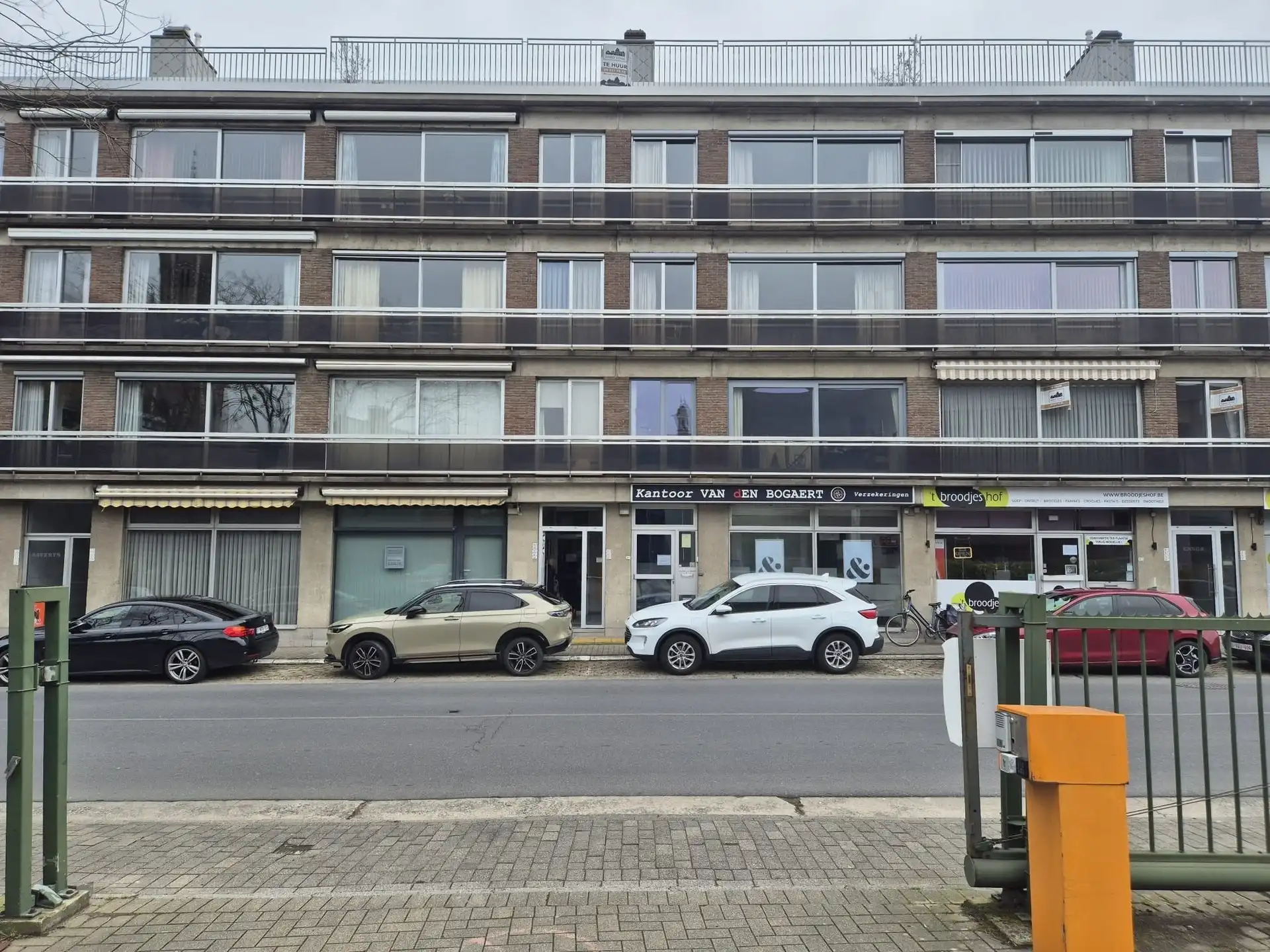 3-slaapkamer appartement met zeer groot terras huur in het centrum van Wetteren. foto 3