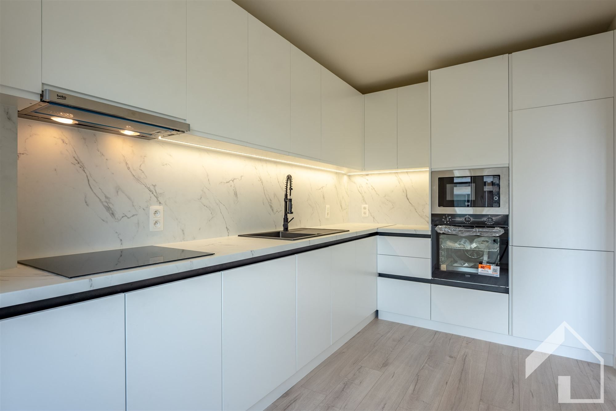 Gerenoveerd 2-slaapkamerappartement met garage foto 2