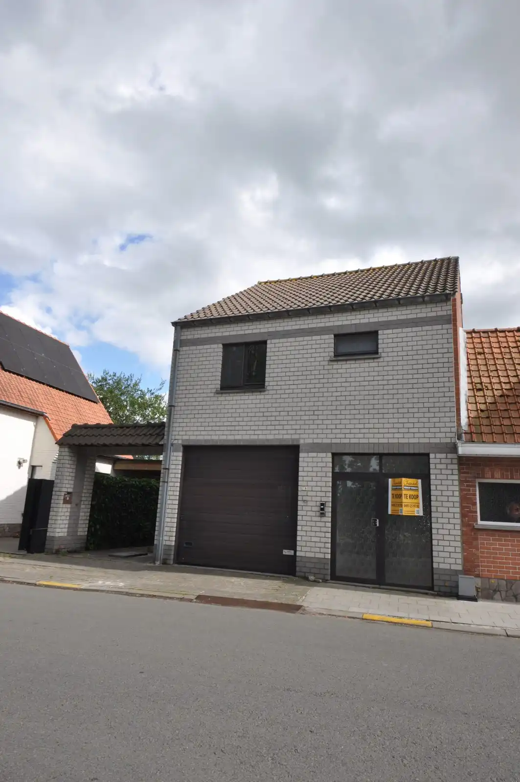 Ruime half open bebouwing  met ruime garage/ berging te Oudenburg  60m²) foto {{pictureIndex}}