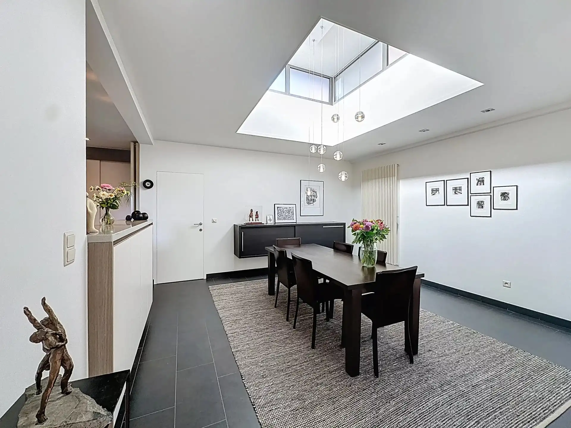 Zeer ruim en luxueus appartement met 2 slaapkamers, terras, tuin en overdekte staanplaats. foto 9