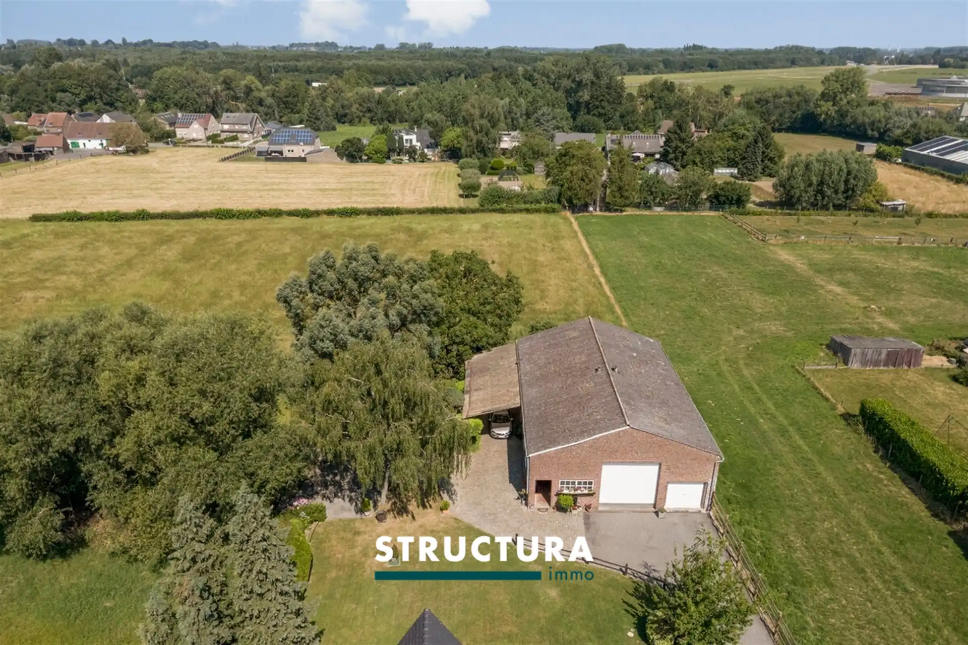 Villa met grote loods, omgeven door groen  foto 39