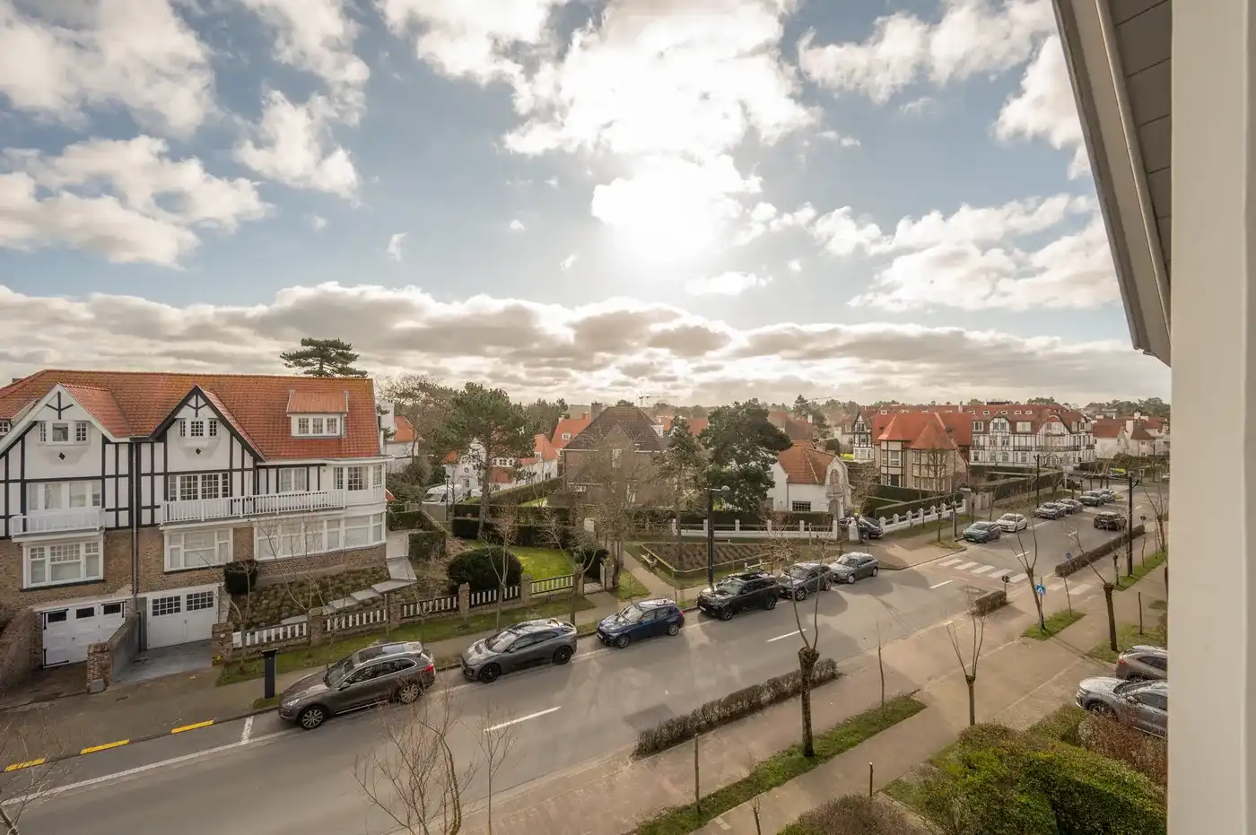 Gerenoveerde villa in Zoute, Knokke-Heist met 4 slaapkamers, tuin, garage, fietsenberging en 227m² hoogwaardige woonruimte. foto 10