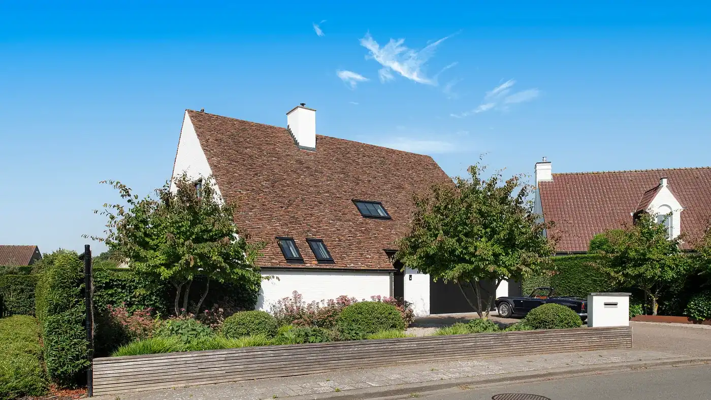 Volledig en zeer kwalitatief gerenoveerde villa op een ruim zuid-west gericht perceel foto {{pictureIndex}}