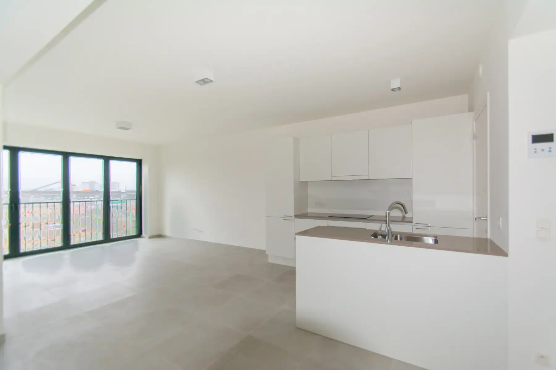 Modern en lichtrijk  2-slaapkamerappartement met terras foto {{pictureIndex}}