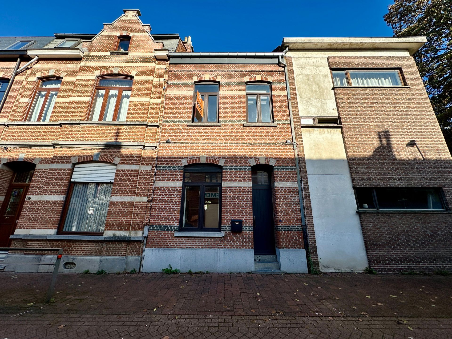 Centraal gelegen, op te knappen woning met koer foto 1