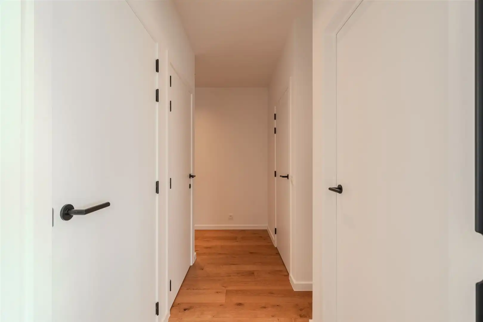 Modern ingericht één slaapkamer appartement foto 18