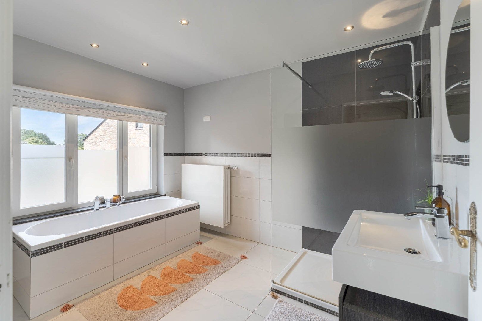 Stijlvol gerenoveerde gezinswoning op een perceel van 5a65ca te Geistingen, een gehucht van Kinrooi!  foto 27