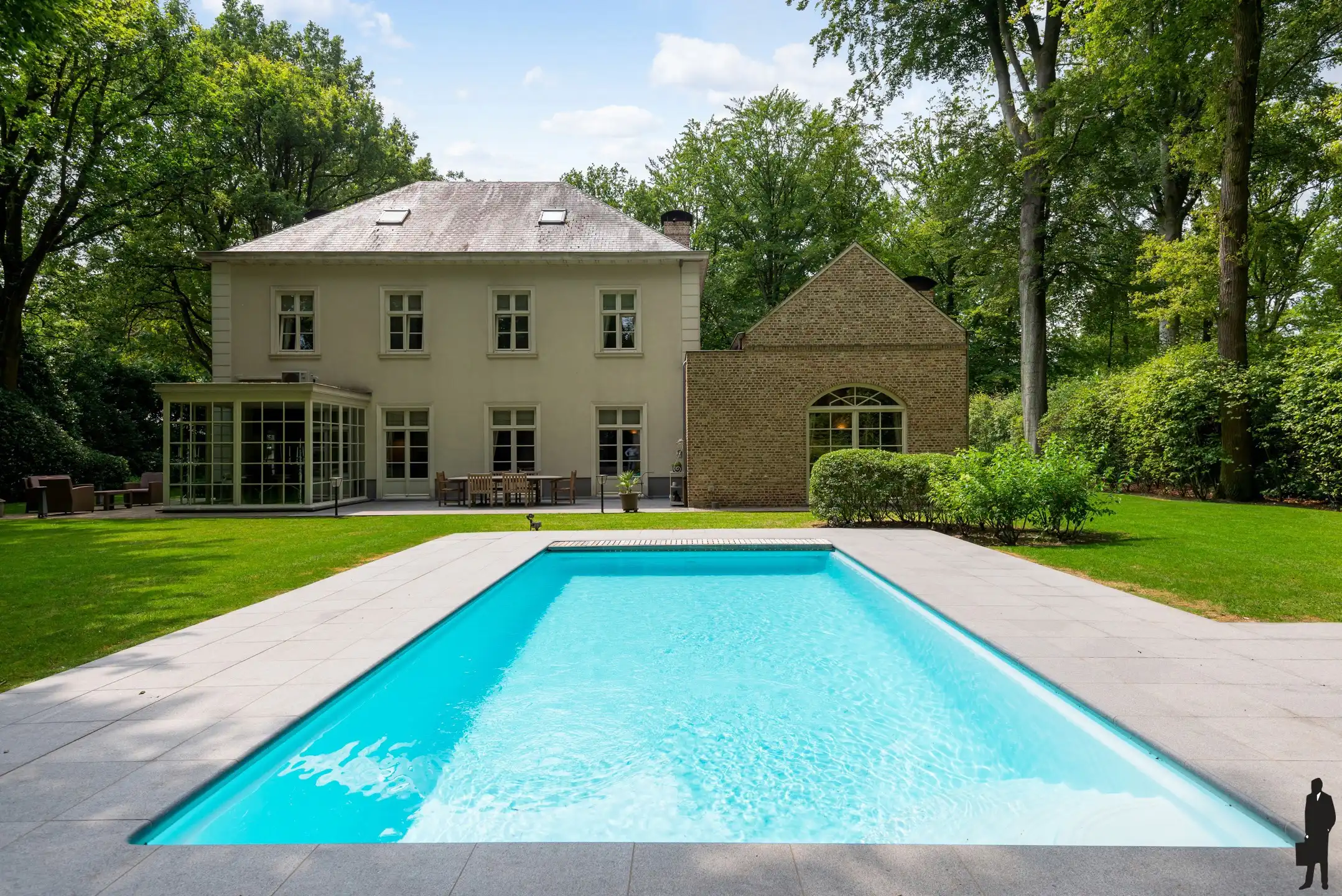 Ruime "manoir villa" gelegen in het gegeerde Hertebos te 's Gravenwezel. foto 7