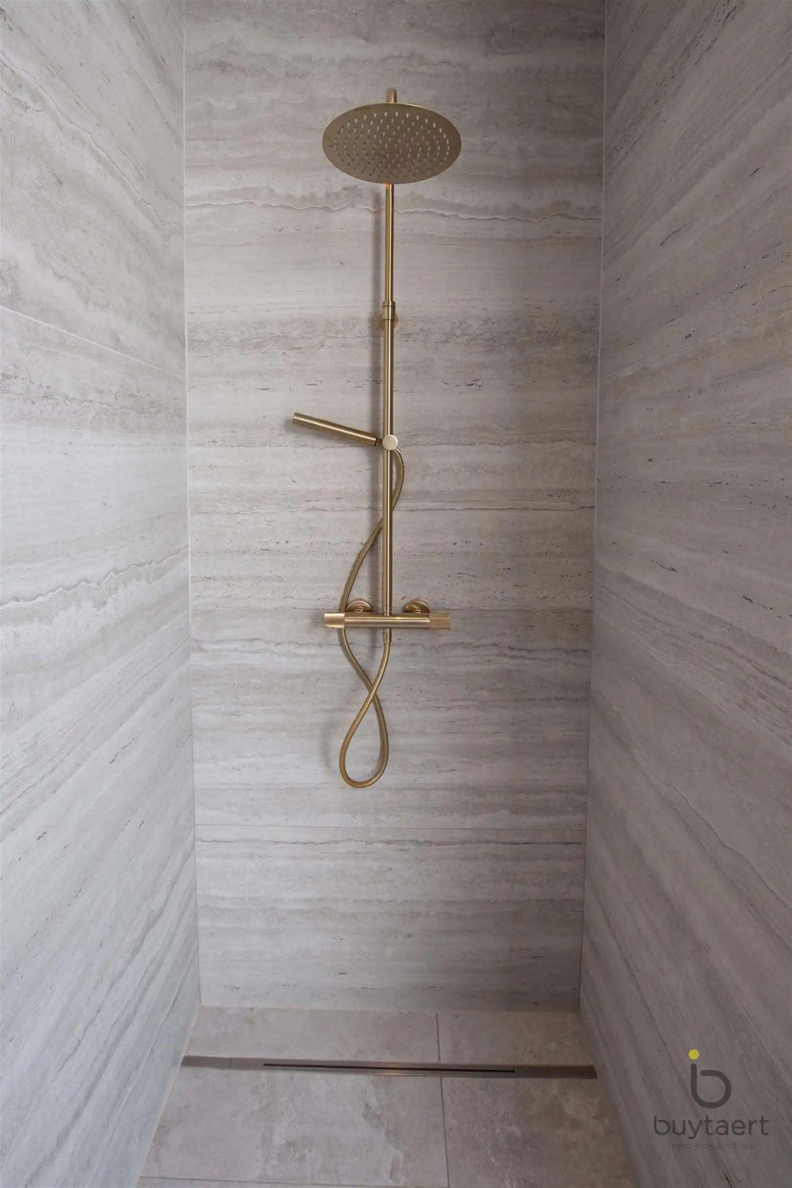 Knappe GELIJKVLOERSE villa + bijgebouw te Halle! foto 25