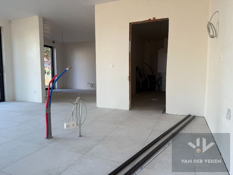 Ruime en volledig afgewerkte half open BEN-woning met 4 slaapkamers te bewonderen in het gezellige Kermt. foto 7