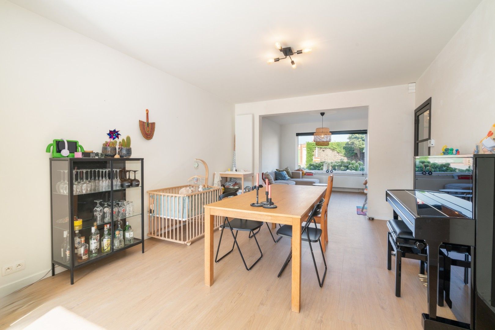 Lichtrijke, volledig gerenoveerde woning op rustige locatie met vlotte bereikbaarheid foto 3