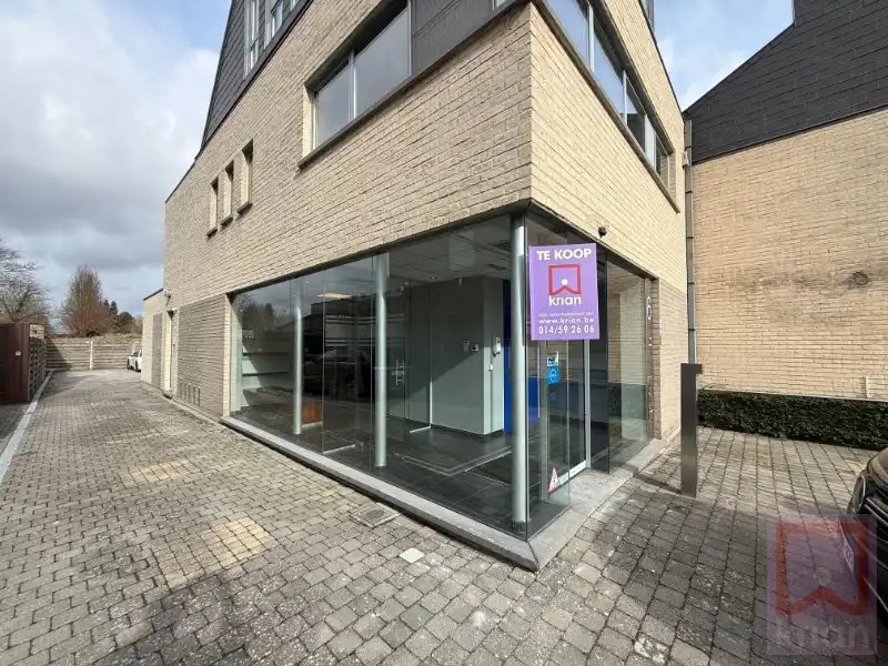 Stijlvol kantoor/handelspand op toplocatie centrum Geel met parking! foto 2