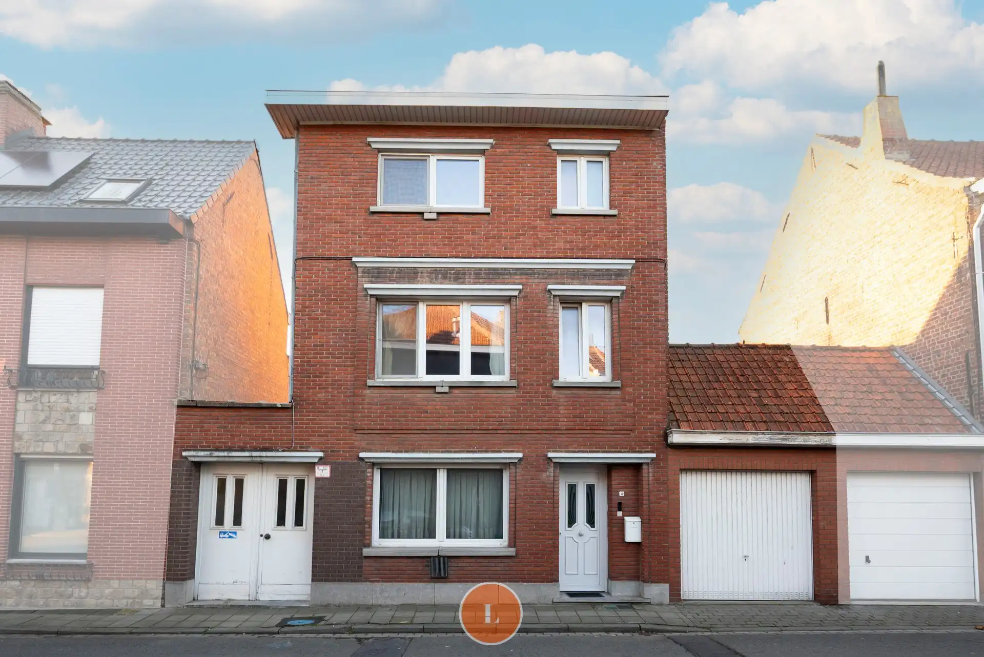 Goed onderhouden woning met 5 slaapkamers, tuin en 2 garages foto {{pictureIndex}}