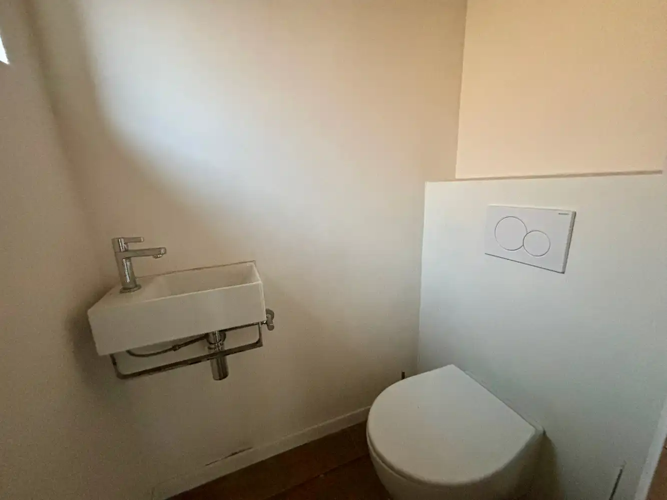 ENERGIEZUINIGE WONING op zeer rustige en landelijke locatie met 2 slaapkamers en inpandige garage foto 9