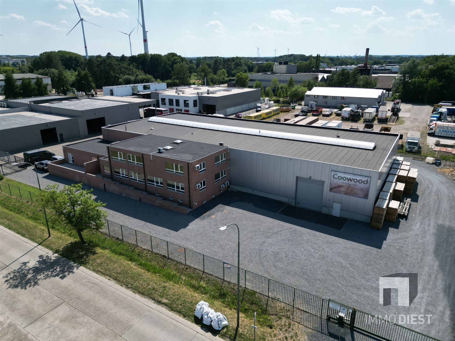 Gerenoveerd bedrijfsgebouw gelegen op het industrieterrein van Tessenderlo-Ham foto 2