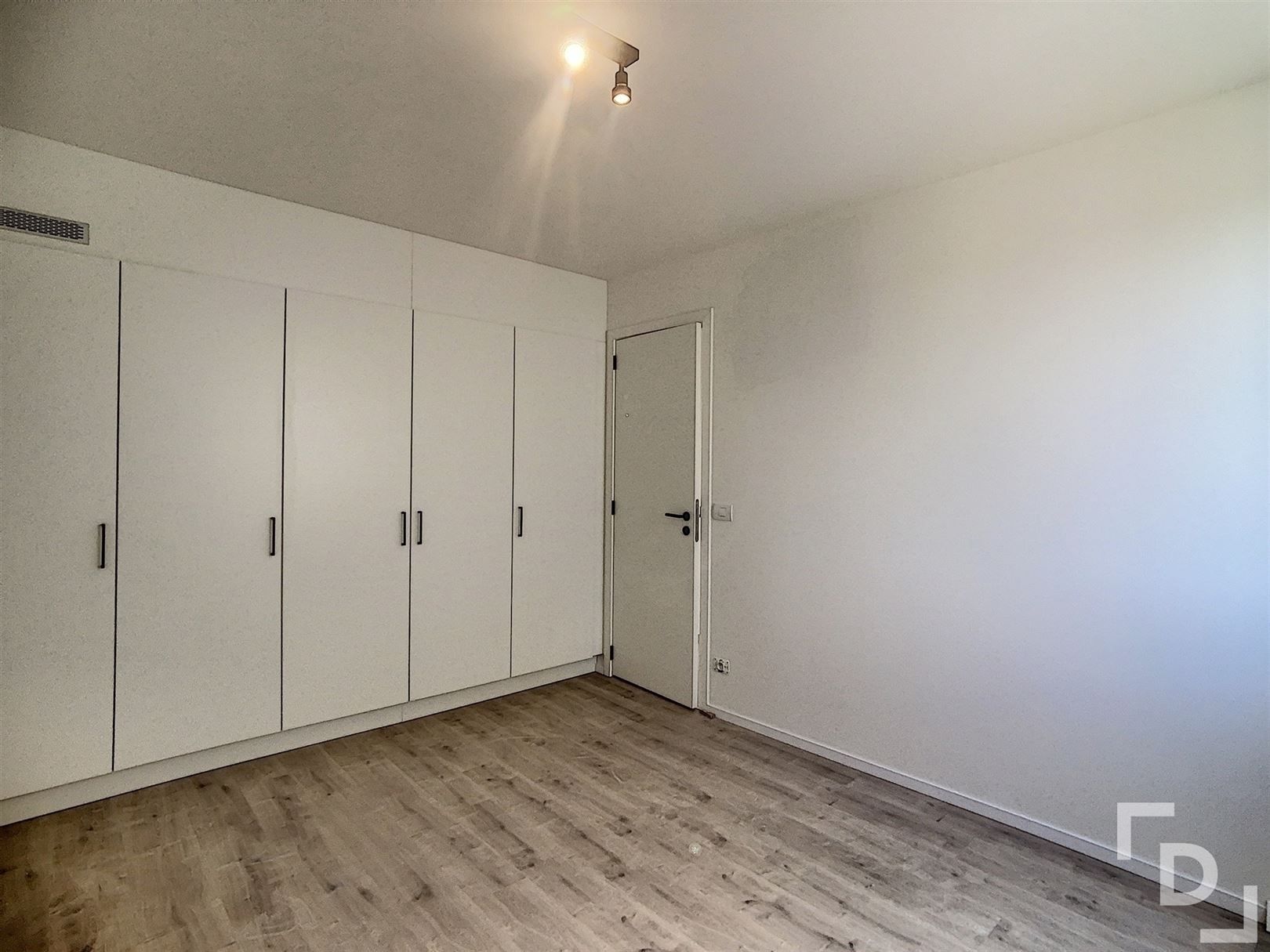 Appartement met ingebouwde kasten en parkeerplaats in Ieper. foto 2