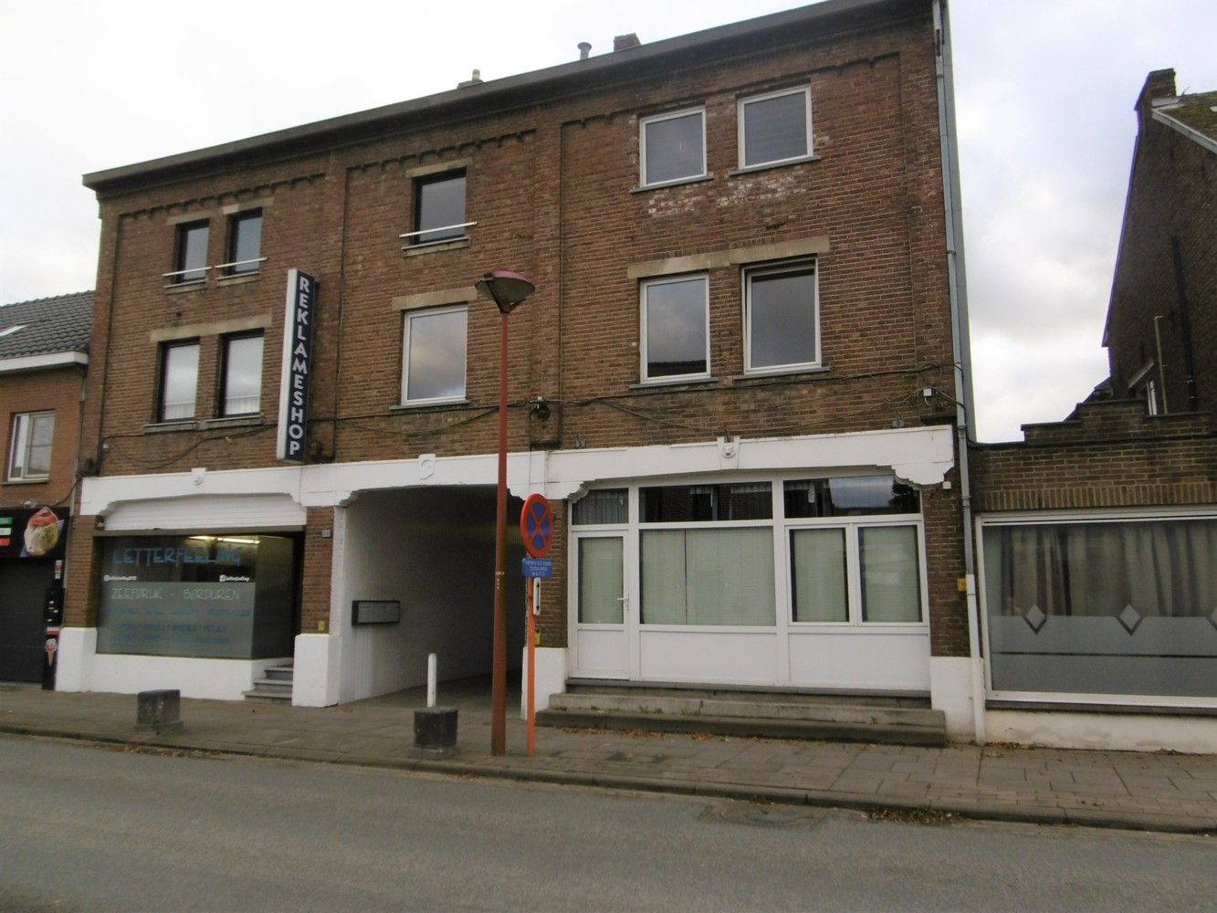 Gerenoveerd appartement op de 1ste verdieping van een gebouw, nabij het centrum van Maasmechelen. foto {{pictureIndex}}
