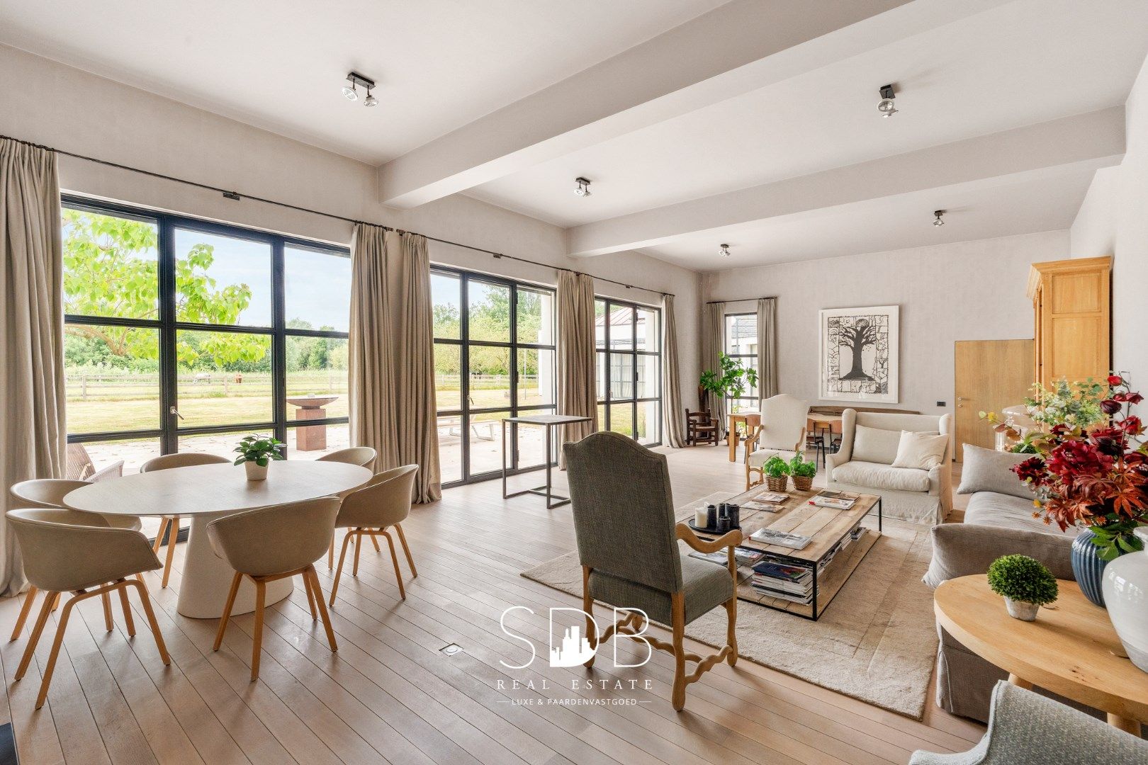 Prachtige villa met hippische accommodatie en graslanden op +/- 23 ha foto 7