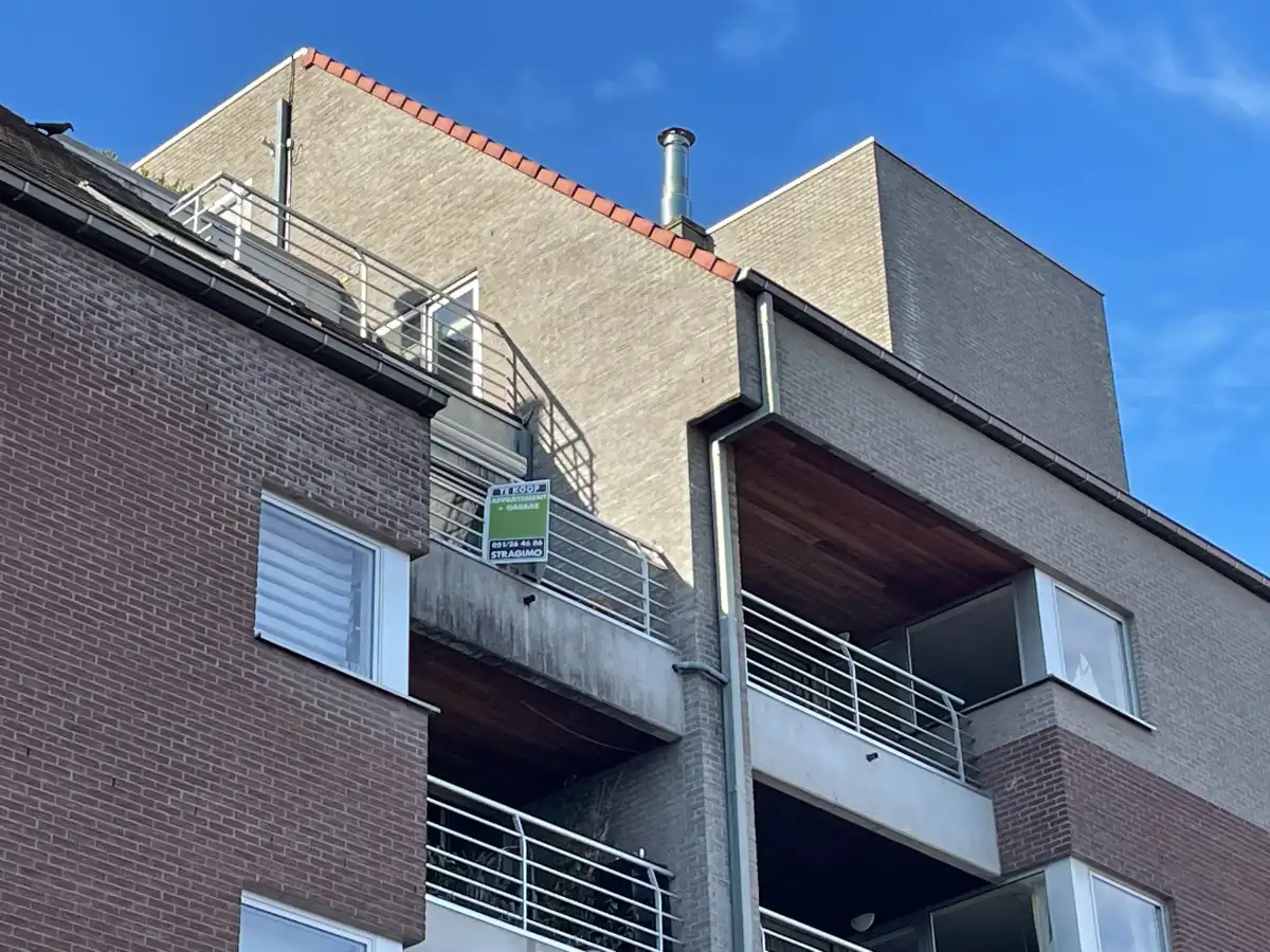 Centraal gelegen ruim twee-slaapkamer appartement + garage foto 3