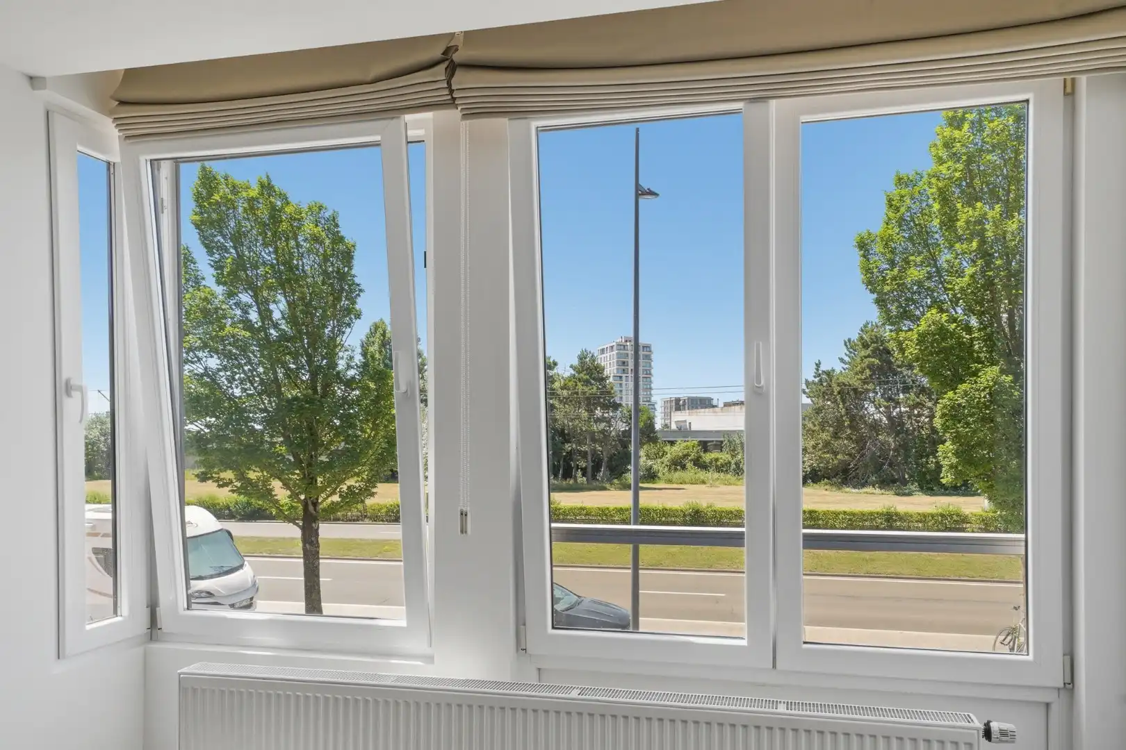 Volledig gerenoveerde bel-étage met ruime garage te Oostende foto 3