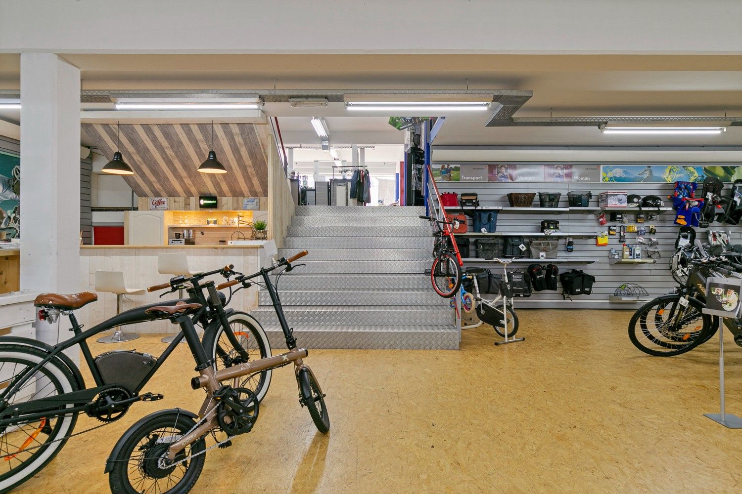 Handelsruimte met luxe duplex-appartement en verhuurde loodsen op het industrieterrein in Lanaken foto 12