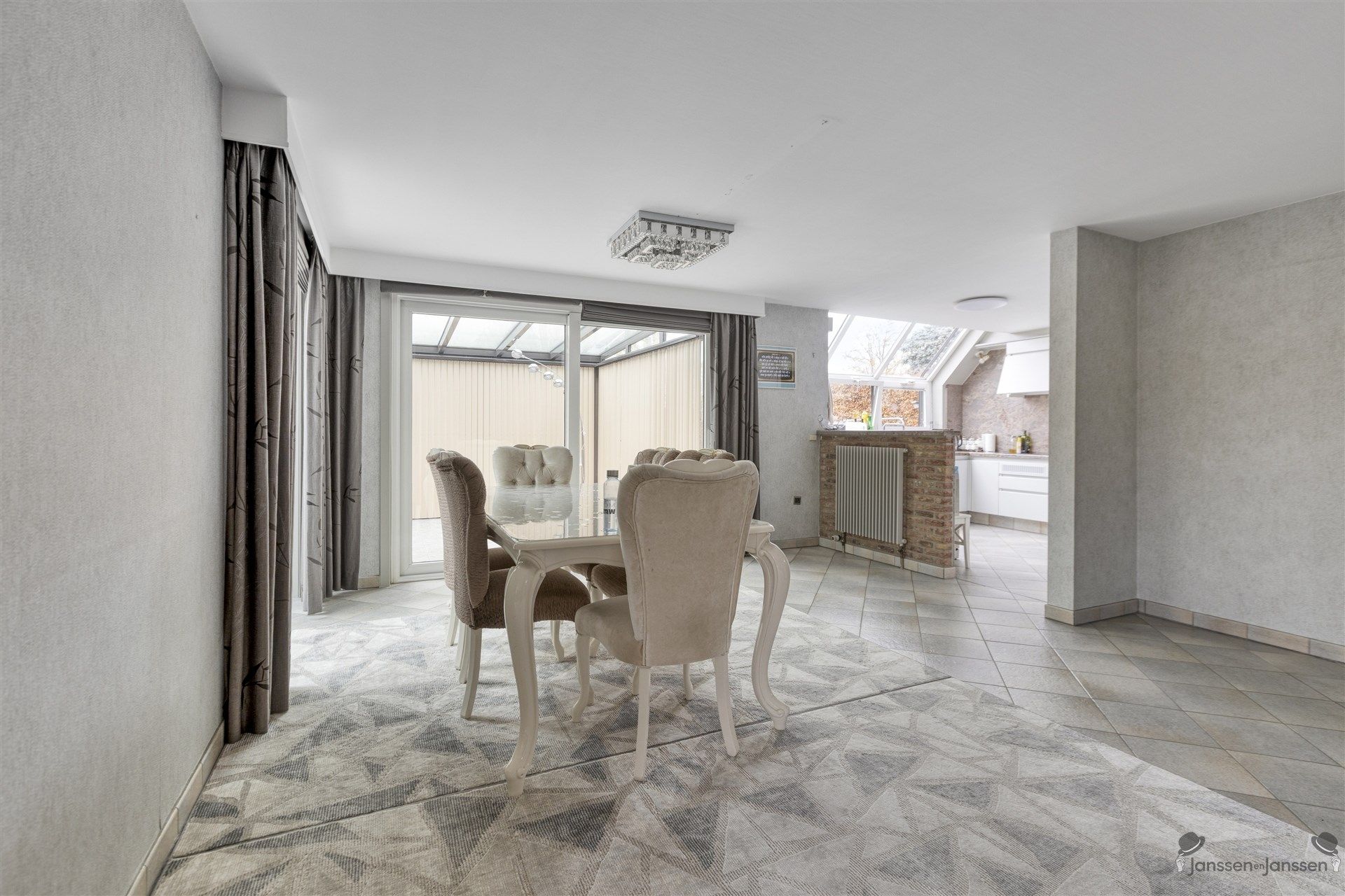 Ruime, goed onderhouden woning met prachtige tuin in Elsum Geel foto 5