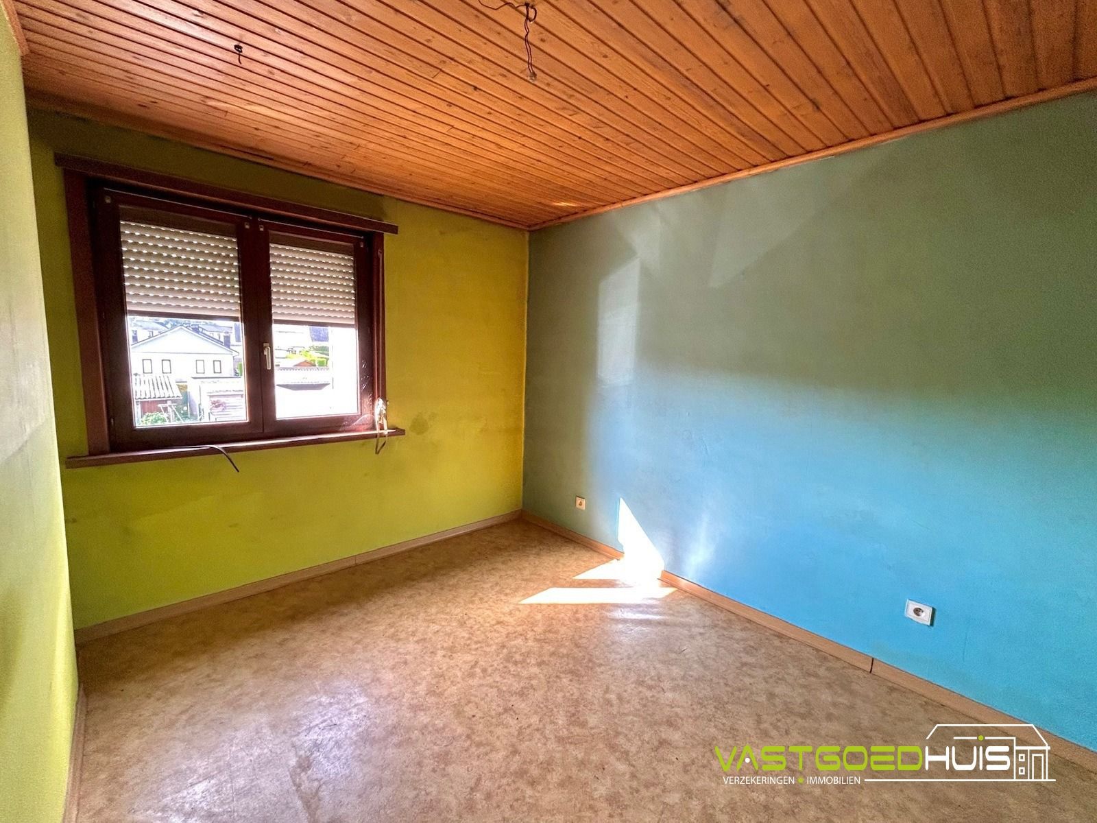 Te renoveren gezinswoning met garage en tuin foto 14