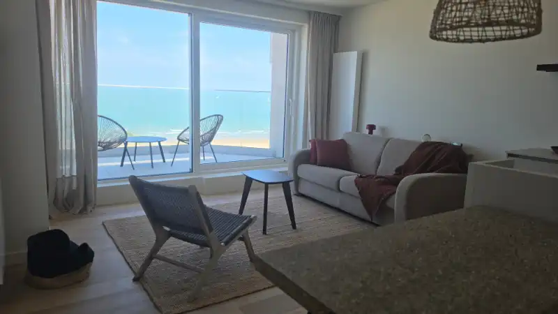 Volledig gerenoveerde penthouse met twee dakterrassen en zeezicht! foto {{pictureIndex}}