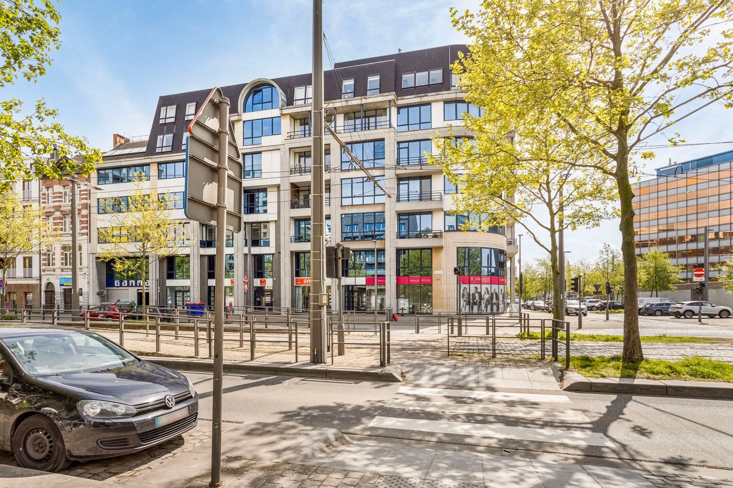 Op 't Eilandje gelegen instapklaar ruim appartement (185m2) op de 3de verdieping met 2 tot 3 slks en 2 badkamers. foto 2