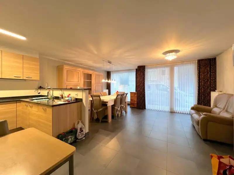 GELIJKVLOERS-APPARTEMENT MET GARAGE te TORHOUT foto {{pictureIndex}}