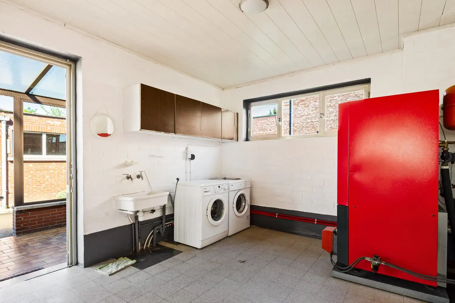 Ruime te renoveren woning met achterliggend weiland (4042m²) te Oelegem! foto 11
