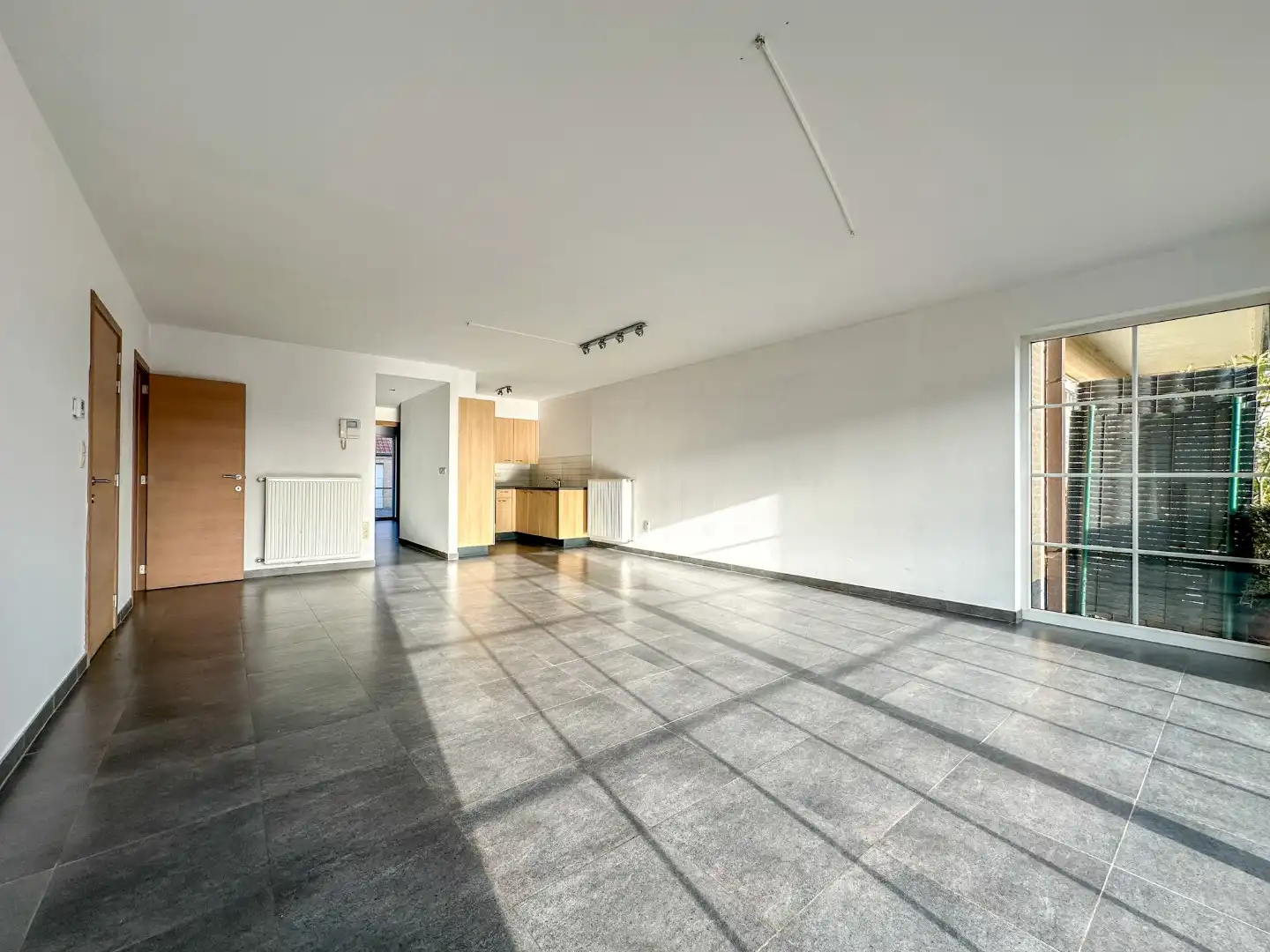 Lichtrijk gelijkvloers appartement met 2 slpk, garage en autostandplaats foto 3