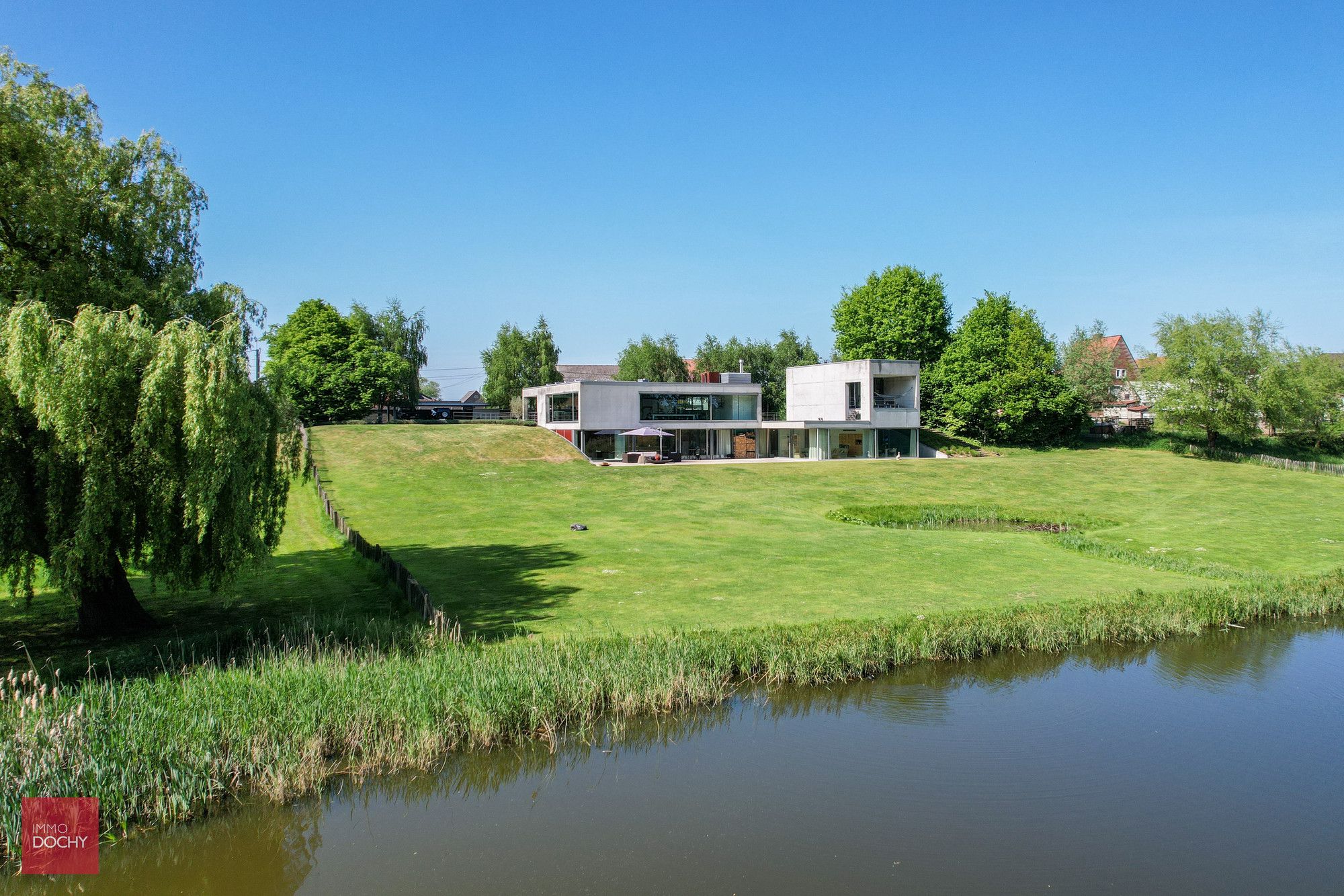 Uniek gelegen luxe-villa (palend aan oude leiearm) foto {{pictureIndex}}