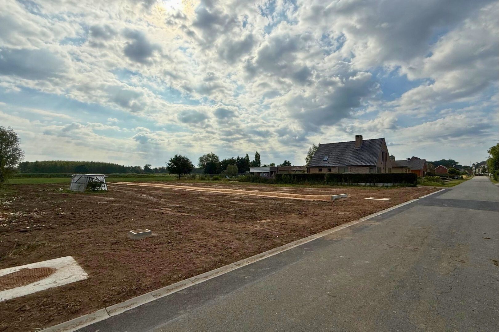 Twee uitzonderlijke villapercelen te koop in Stekene foto {{pictureIndex}}