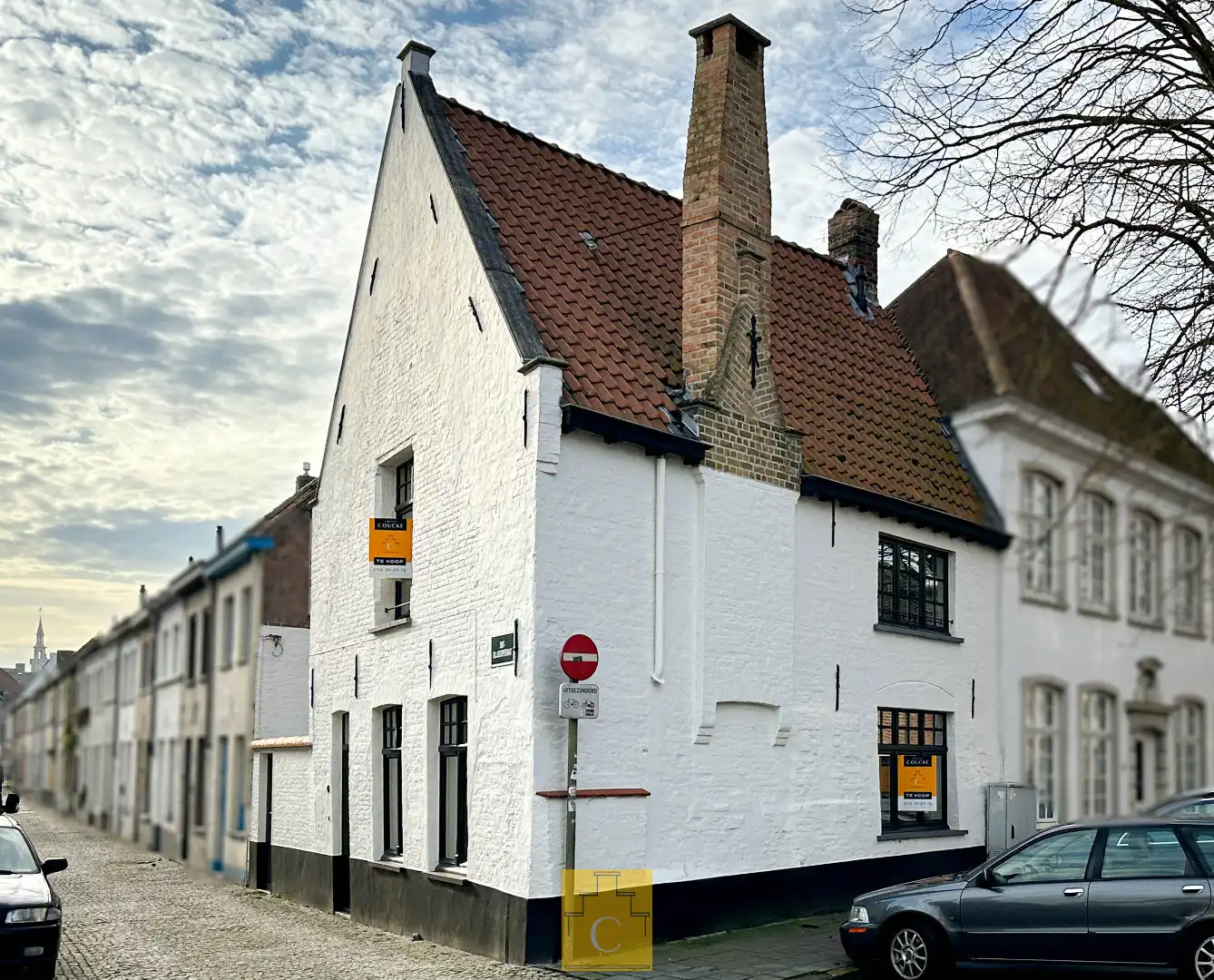 Breedhuis met historische cachet, karaktergevel, patio en fietsenpoortje foto 3