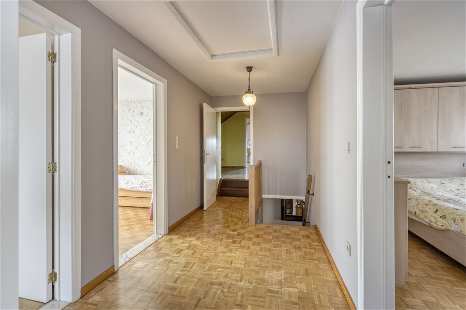 Ruime gezinswoning voorzien van 5 slaapkamers, garage, kelder en tuin nabij het centrum van Neeroeteren. Tevens mogelijkheden voor het uitoefenen van een vrij beroep, praktijkruimte, kapsalon, etc.  foto 14